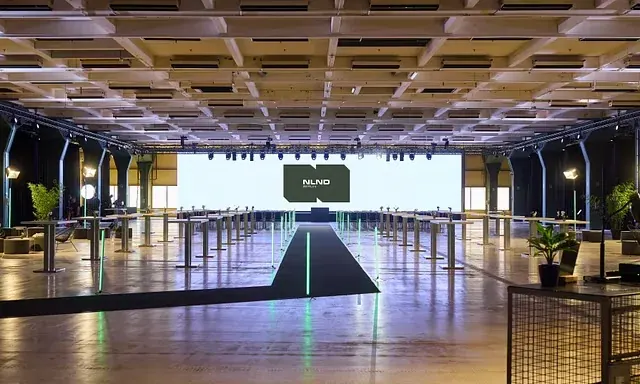 Bay 7 im NLND mit 22 Meter LED-Wand