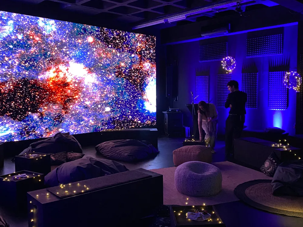 Dinner-Setup mit pinker LED-Wand in der P61 Gallery