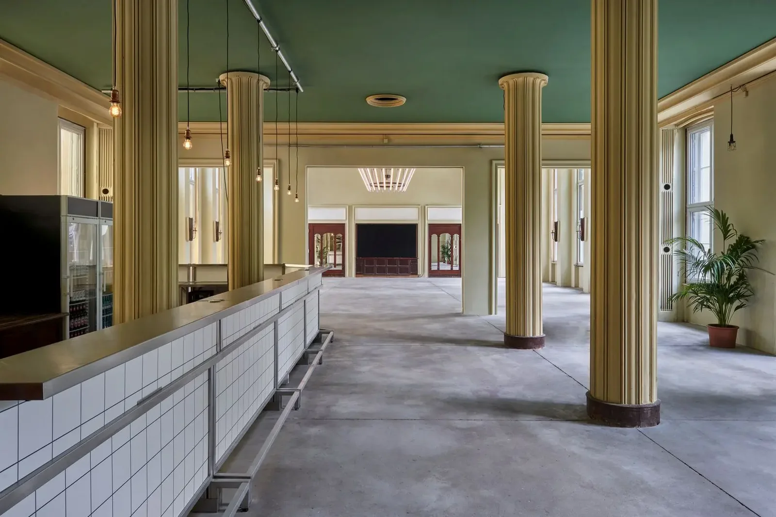 Festsaal des Zenner mit klassizistischer Architektur und Säulen